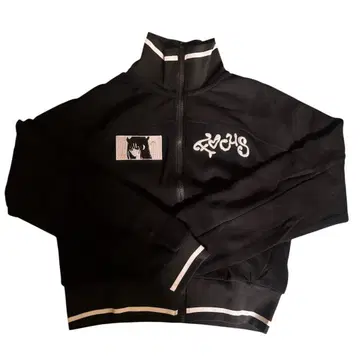 Hearts2Hearts 트랙 재킷 본내 패치 유사