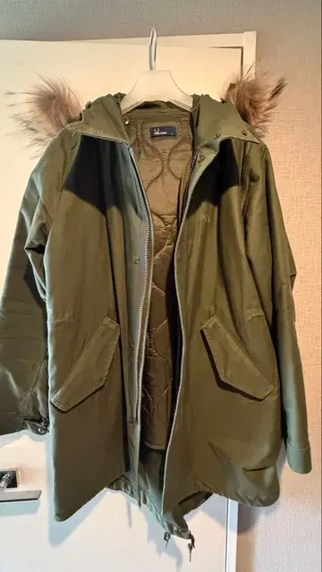 퍼 달린 올리브 그린 모즈 코트