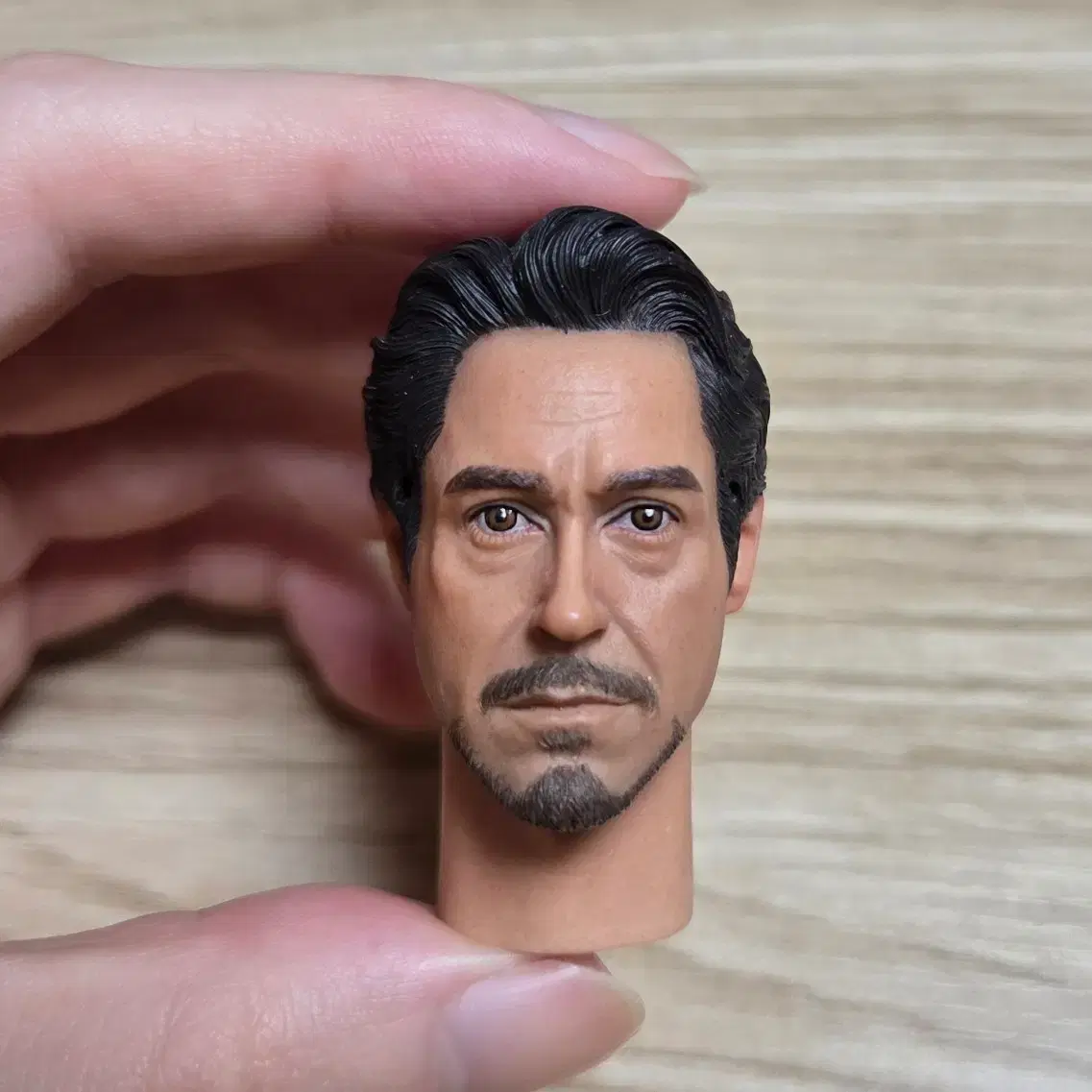 We are selling a 12-inch figure of Iron Man 3 Tony Stark Rose Hill version.  #,#3,#,#12,# on Bunjang Global Site.