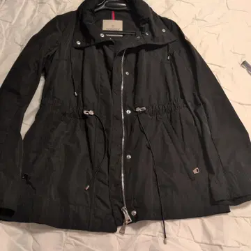 MONCLER 블랙 후드 부착 아우터