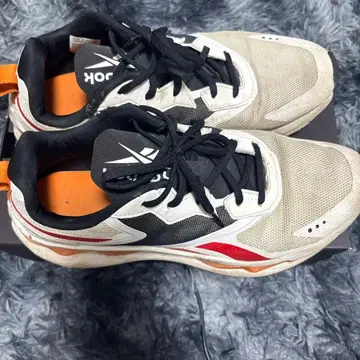 Reebok 21GENERICPLATE 화이트/블랙/레드