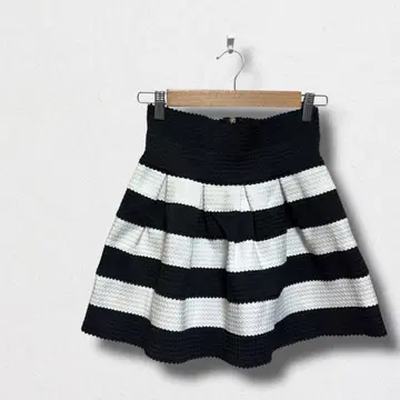 플레어 스커트 보더 턱 스커트 무릎 기장 페미닌 롱 레그 효과