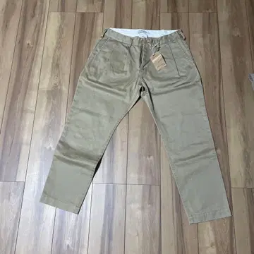 [ 새상품.미사용 ] REMI RELIEF 턱 치노 팬츠