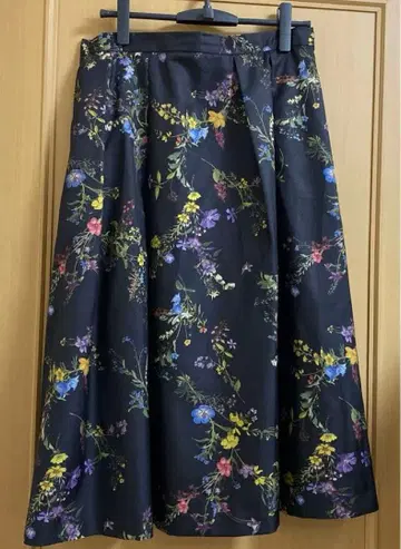 [ Rose Tiara ] 꽃무늬 프린트 플레어 스커트 블랙 사이즈 46