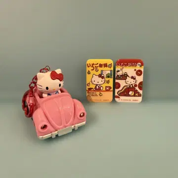 헬로키티 자동차 모양 라이트 키링 & 딸기 신문 캔뱃지 세트