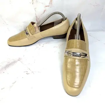 베이지 크로커다일 패턴 로퍼