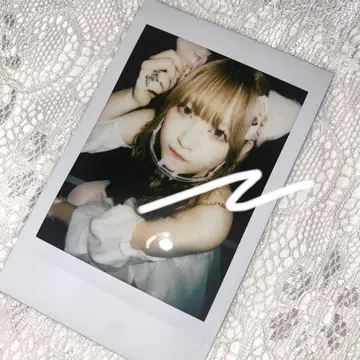 치바 유나 데뷔 의상 현장 폴라로이드