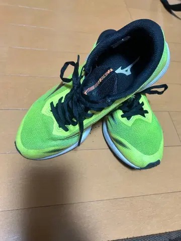 미즈노 러닝화 옐로우 컬러/블랙