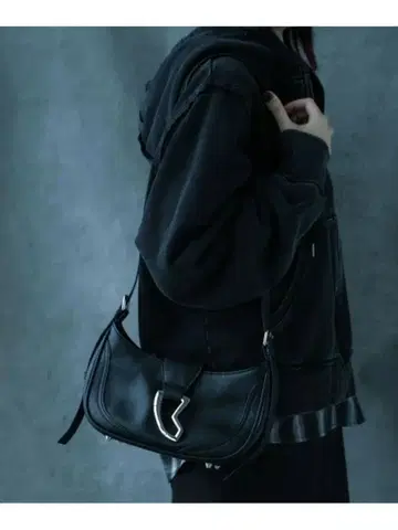 HARE 카라비너 플레이트 숄더백