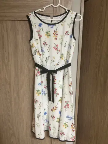 LAISSE PASSE 꽃무늬 원피스 리본 벨트 슬리브리스 무릎 기장