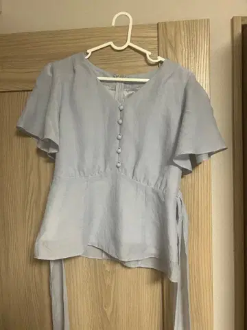 Rirandture 탁한 블루 블라우스 플레어 소매 리본 싸개 단추