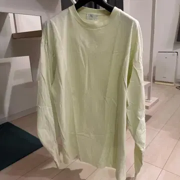 HERILL 옅은 옐로우 컬러 긴팔 티셔츠 헤릴