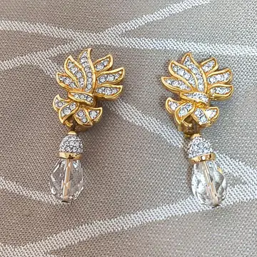 스와로브스키 골드 컬러 잎 디자인 크리스탈 귀찌