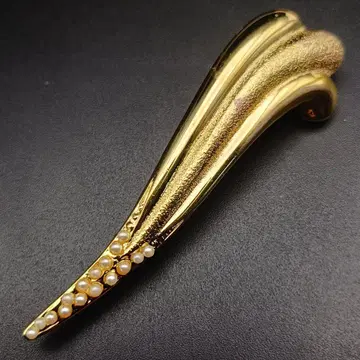 골드톤 펄 장식 브로치 ~흐르는 듯한 우아한 라인~
