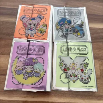 골드 컬러의 갓슈 산리오 콜라보 세트 아크릴