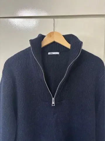 네이비 하이넥 니트 스웨터 지퍼 포함