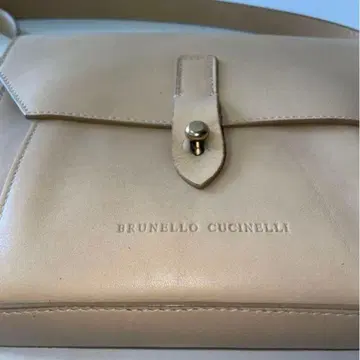 브루넬로쿠치넬리 새상품급 베이지 가죽 숄더백