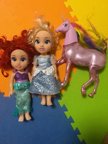 붉은 머리 금발 인형과 빛나는 유니콘 세트