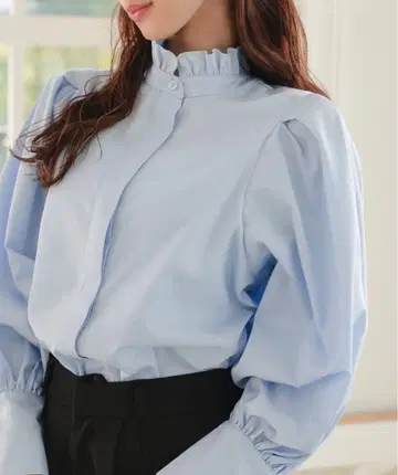 라이트 블루 프릴 블라우스
