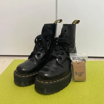 Dr. Martens 블랙 6홀 통굽 24cm 리본 포함