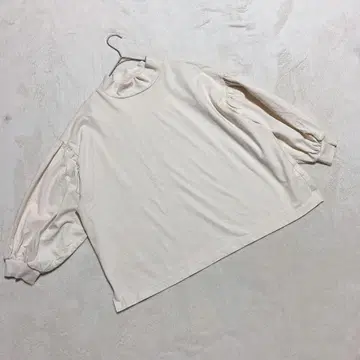 갸루리티슈 * 하이넥 볼륨 슬리브 풀오버 아이보리