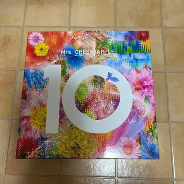 Mrs. GREEN APPLE 앨범 10의 상자와 포스터