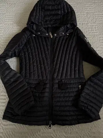MONCLER 후드 부착 블랙 다운 자켓