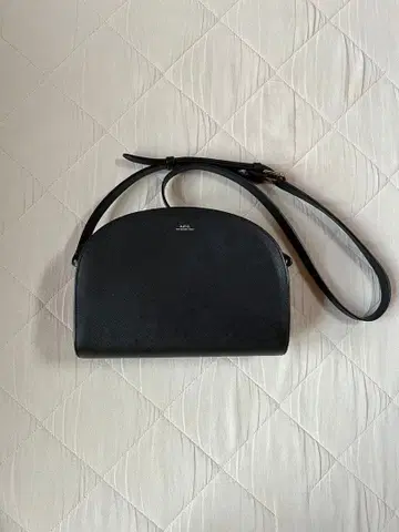 [새상품급] A.P.C. 하프문 백