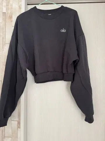 alo 블랙 크롭 맨투맨
