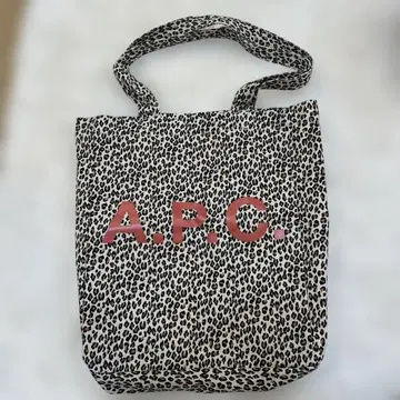 A.P.C. 레오파드 무늬 토트백