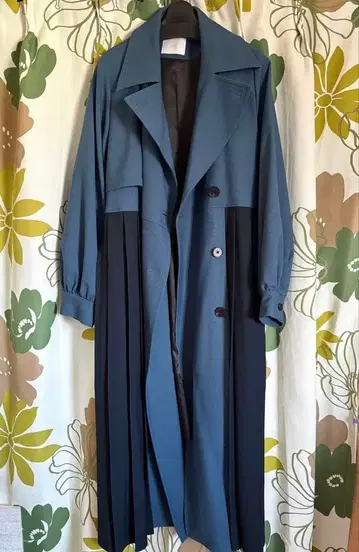 HARE 바이컬러 플리츠 코트