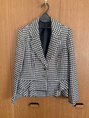 체크 무늬 블레이저와 스커트 세트