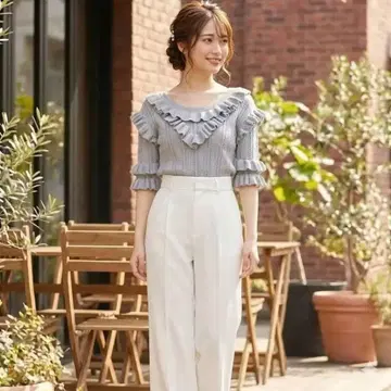 에밀리아 위즈 라이트 그레이 니트 상의 프릴 귀여운