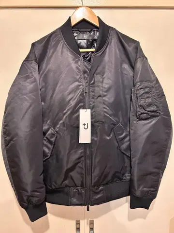 유니클로 +J 하이브리드 다운 오버 사이즈 MA-1 블랙