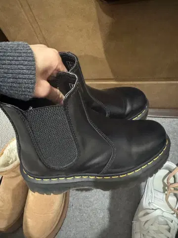 Dr. Martens 1460 블랙 사이드 고어 부츠