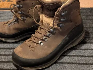 AKU 브라운 등산화 하이컷