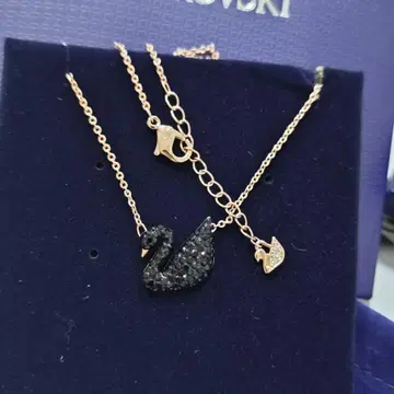 Swarovski 블랙 크리스탈 백조 모티브 목걸이 로즈 골드