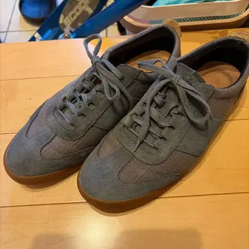 그레이 스웨이드 캔버스 스니커즈 클락스