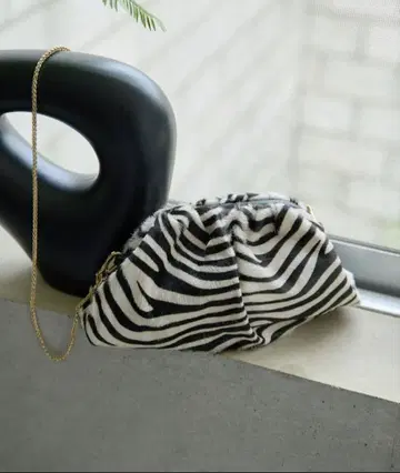 아이템: [ INNUE ] Zebra 체인 클러치 BAG 색상: 블랙