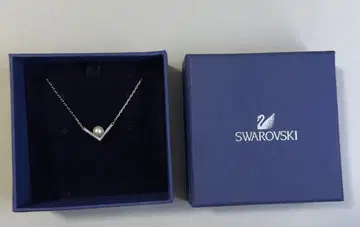 SWAROVSKI Edify Small 펄 V 목걸이 실버