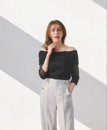 [새상품] 택 포함 노스탤지어 미카 튤 오프숄더 상의 블랙