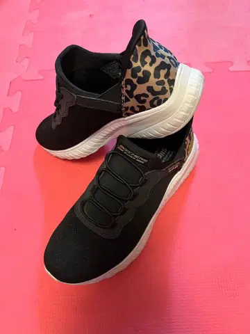 SKECHERS 슬립인즈 블랙/레오파드 무늬 스니커즈