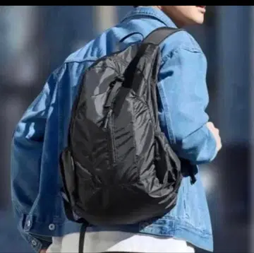 coca 휴대용 세로 지퍼 백팩 블랙