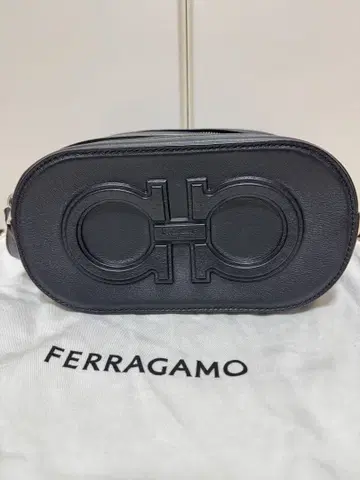 FERRAGAMO 더블 간치니 가죽 세컨드 백 블랙