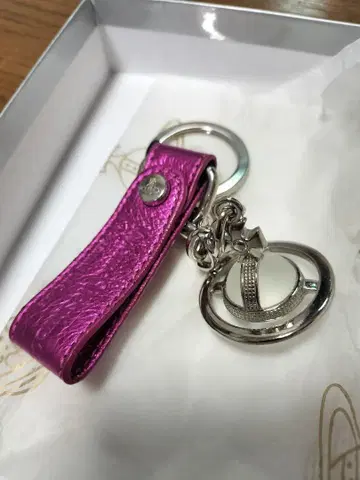 비비안 웨스트우드 핑크 가죽 키링 실버 참