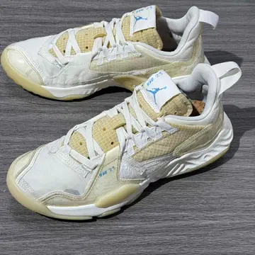 화이트/크림 농구화