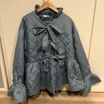 캐롤리나 그레이서 리본 퀼팅 블루종