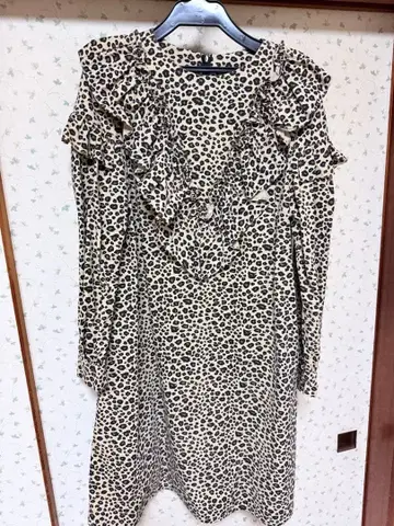 Candy Stripper 레오파드 무늬 프릴 긴팔 원피스