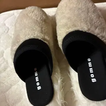 gomme 퍼 소재 샌들 크림색