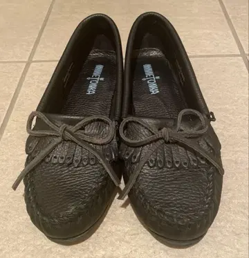 미네통카 블랙 가죽 모카신 (24cm)